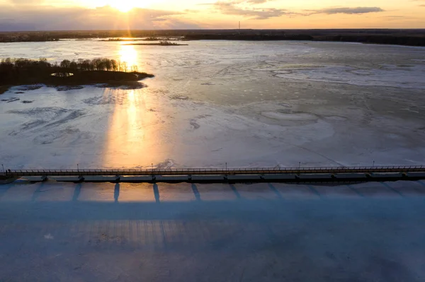 Χειμερινή Παγωμένη Λίμνη Ξύλινη Γέφυρα Χρόνος Ηλιοβασιλέματος Εναέρια Άποψη — Φωτογραφία Αρχείου