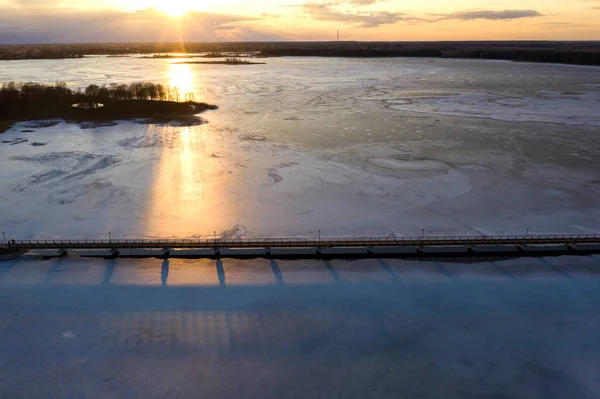 Lago Congelado Inverno Com Ponte Madeira Tempo Pôr Sol Vista — Fotografia de Stock