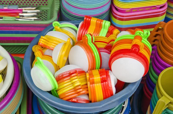 Vários pratos de plástico utensílios de mesa no mercado de rua Ásia — Fotografia de Stock