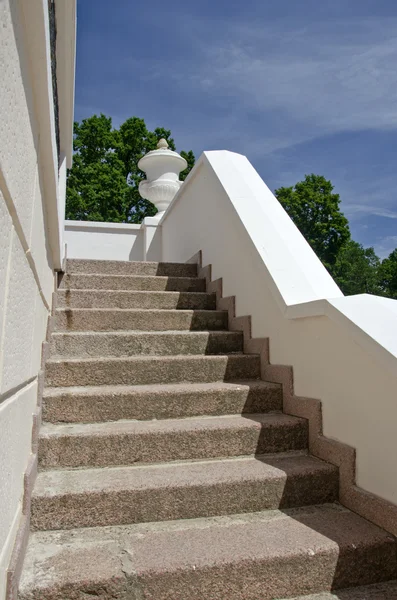 Escadaria velha em casa senhorial histórica — Fotografia de Stock