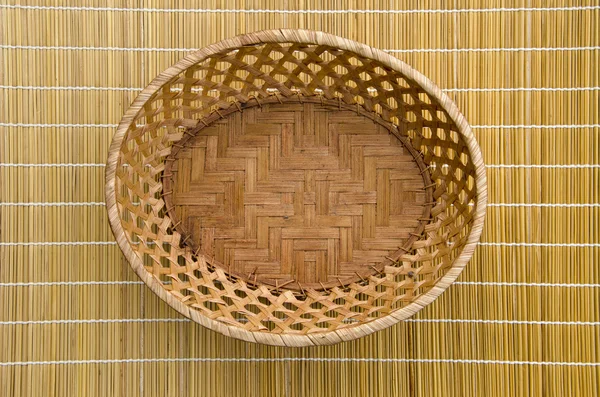 Cesta de chapa de vime de madeira vazia na mesa — Fotografia de Stock