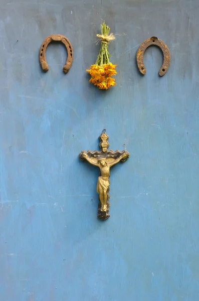 Conceito Sofrimento de Jesus Cristo, ferradura enferrujada e ervas medicinais bando — Fotografia de Stock