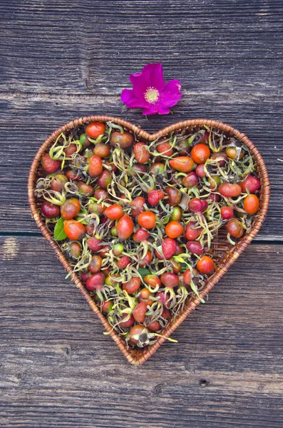 Coração forma prato de cesta com frutos mais brier — Fotografia de Stock