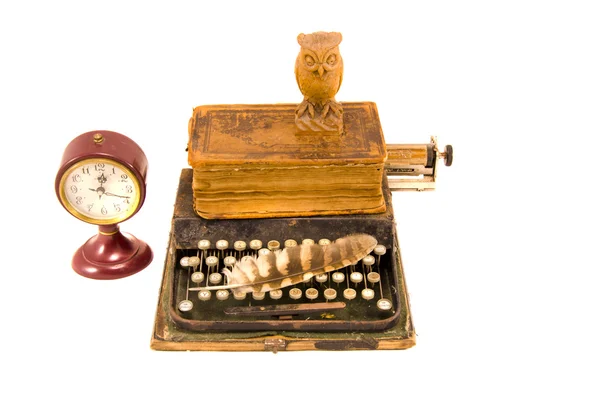 Древняя пишущая машинка со старой книгой и изолированными часами — стоковое фото
