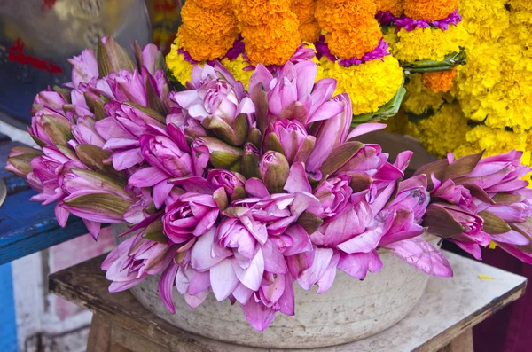 Flores de lótus sagradas no mercado asiático perto do templo, Índia — Fotografia de Stock