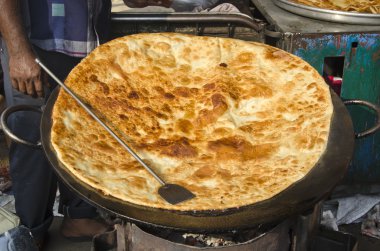 büyük pankake chapatti ekmeği içinde Mumbai Bombay çarşı