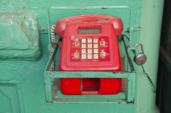 Téléphone rouge rétro dans la rue asia, Inde — Photo
