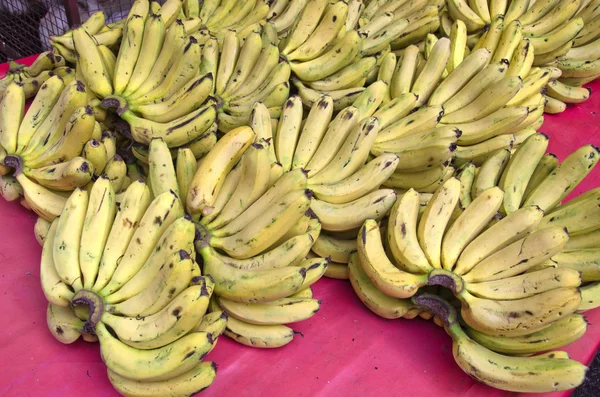 Łodyga świeży bananów w Azji rynku, Indie — Zdjęcie stockowe