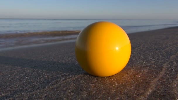 Yellow billiards ball on summer sea resort beach — Stock Video