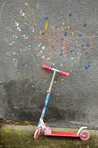 Çocuk tekme scooter duvarının yakınında kullanılan — Stok fotoğraf