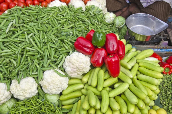 Varios vegetales en Asia mercado callejero bazar, India — Foto de Stock