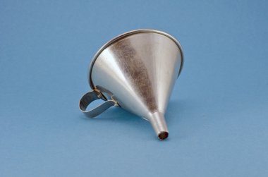  Retro metal huni hopper araç mavi zemin üzerine