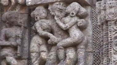 Güzel eski erotik heykeller Konark güneş Tapınağı Duvar, Odisha, Hindistan