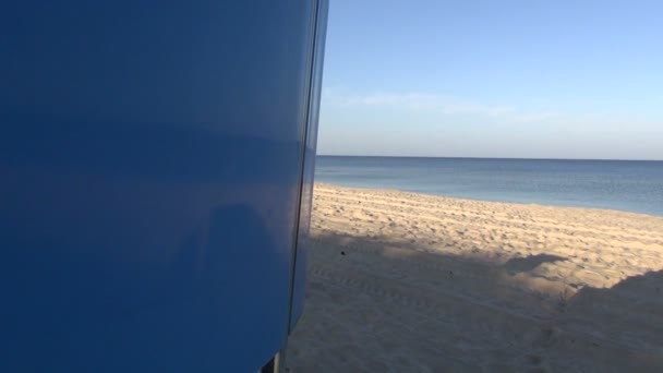 Летнее раннее утро пустой пляж морского курорта с тенями — стоковое видео