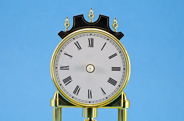 ひびの入った古い使用される装飾的な時計の顔ダイヤル — ストック写真