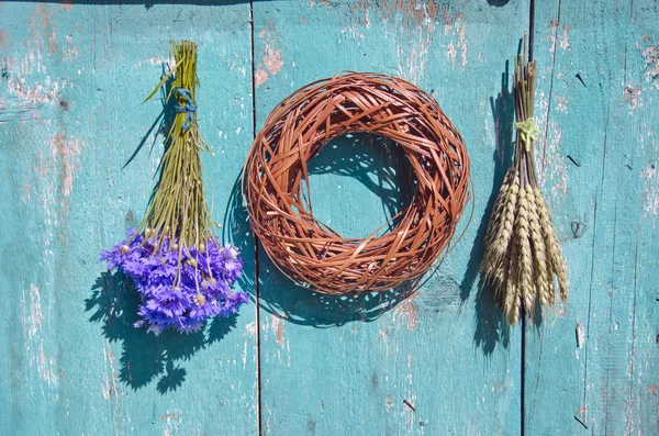 Trigo, girassol e grinalda de madeira na parede da fazenda — Fotografia de Stock