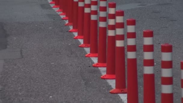 Silniční dopravní kužel na asfaltu — Stock video