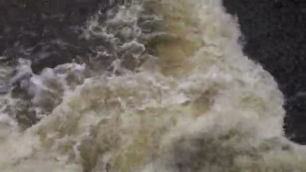 Agua en la presa del río poder de salpicadura — Vídeo de stock