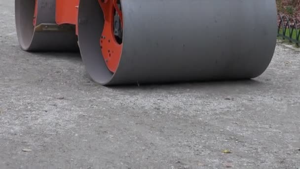 Heavy road roller on park pathway — Stock Video