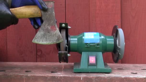 Elektrik değirmeni taşı üzerinde eski balta keskinleştirme — Stok video
