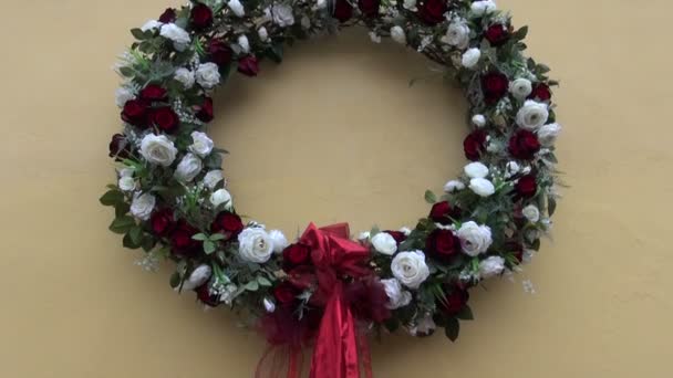 Fundo de férias com coroa e escultura de madeira — Vídeo de Stock