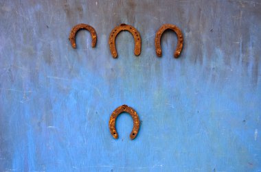 mavi duvar dört paslı vintage at nalı