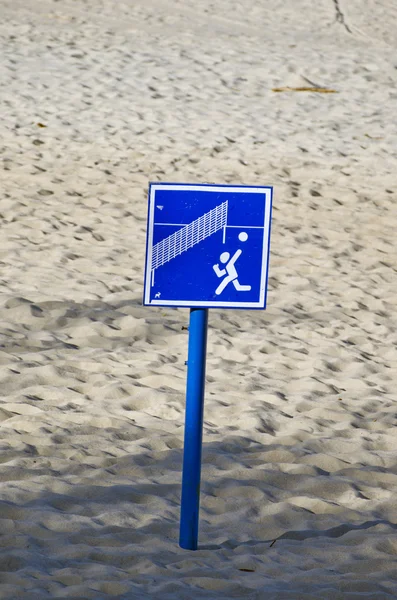 Panneau de volley-ball sur la plage de sable près de la mer — Photo