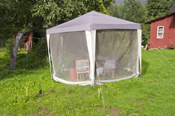 Tente de maison d'été avec protection contre les moustiques dans la cour de la ferme — Photo