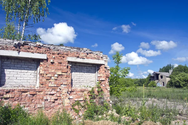 Ländliche Landschaft mit alten Bauernhausruinen — Stockfoto