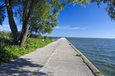 Uzun beton deniz İskelesi