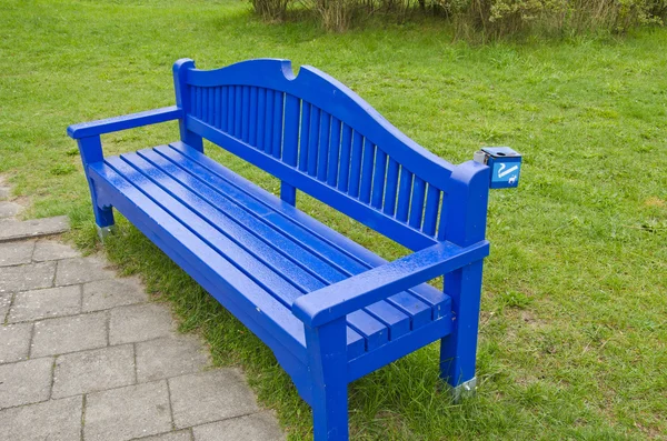 Blue wooden seat bench  in resort park — Stock Photo, Image