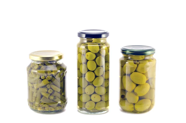 Azeitonas enlatadas conservadas em vasos e feijões espargos em frascos de vidro — Fotografia de Stock