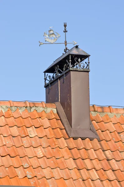 Dekorativer Schornstein auf Ziegeldach — Stockfoto