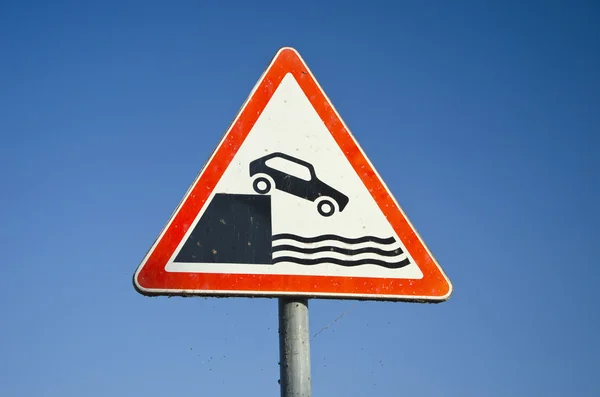 Znaki drogowe zagrożenia na tle nieba — Zdjęcie stockowe