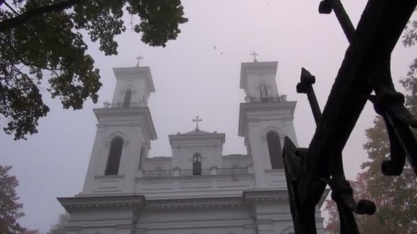 Les tours de l'église chrétienne dans le brouillard matinal et le son de cloche — Video
