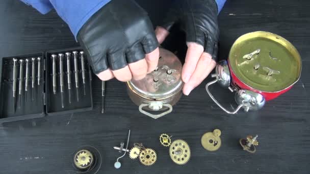 Часовщик ремонта аналоговых часов — стоковое видео