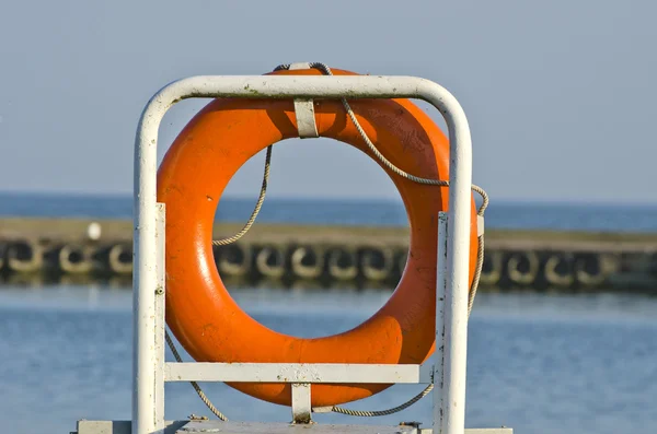 Cinto de vida do anel de bóia de vida laranja no porto — Fotografia de Stock