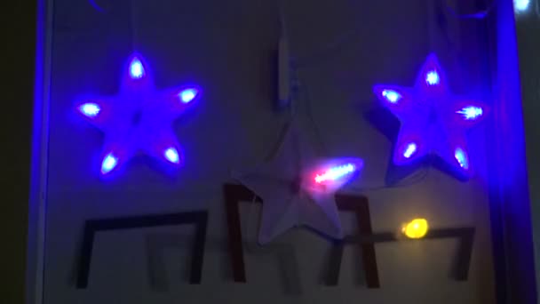 闪烁三个圣诞星装饰在墙上 — 图库视频影像