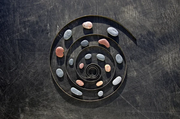 Espiral de resorte de metal y concepto de tiempo de piedra marina — Foto de Stock