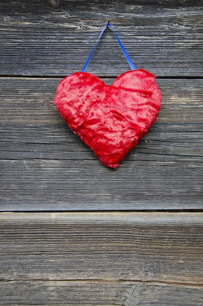 Tissu coeur rouge sur mur ancienne maison en bois — Photo