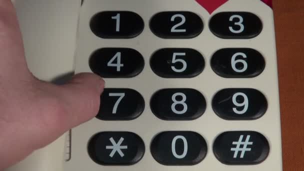 Chamando o número de discagem com telefone vintage — Vídeo de Stock