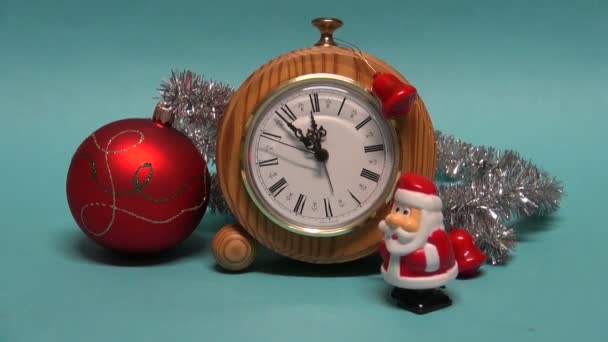 Prachtige Santa Claus speelgoed wandelen in de buurt van kerst en nieuw jaar decoraties en klok — Stockvideo