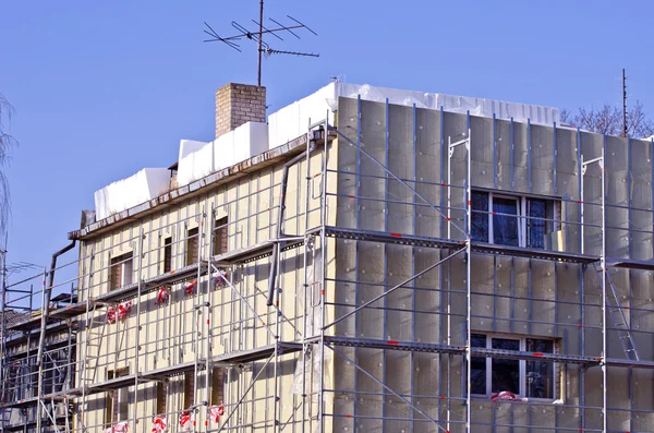 Oude stedelijke huis renovatie isolatie werkt — Stockfoto