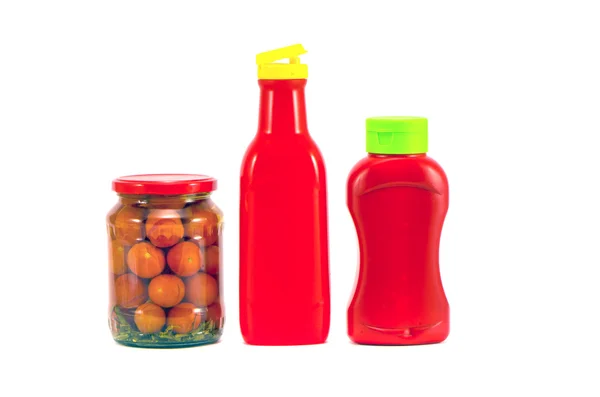 Dos botellas de ketchup de tomate de plástico y frasco de vidrio vegetal en maceta —  Fotos de Stock