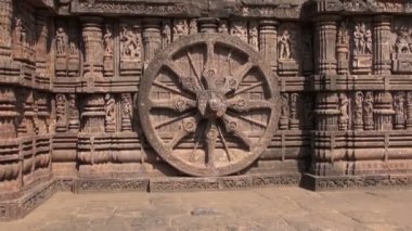 Güzel oymalar üzerinde taş tekerlek antik Surya Hindu tapınağı Konark, Hindistan