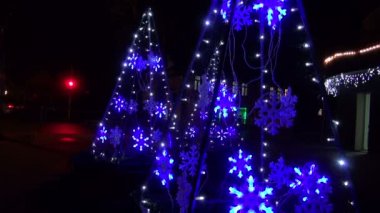 Modern yılbaşı ağacı süsleri şehir ve arabalar