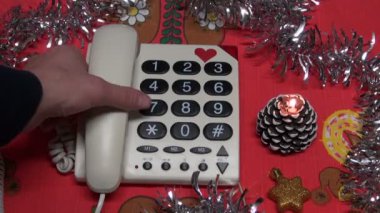 Masada Noel süslemeleri ile Vintage telefon arama