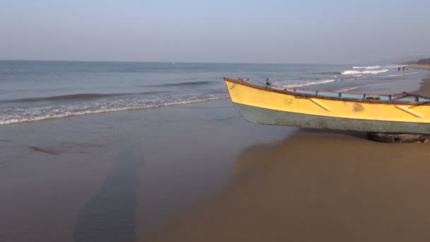 Bateau en bois coloré sur la plage du Kerala, Inde — Video