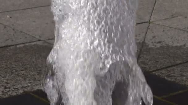 Розмитий міський фонтан водяний бриз на площі тротуарі — стокове відео