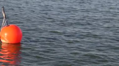Kırmızı tekne yat şamandıra deniz suyu bağlantı noktası üzerinde